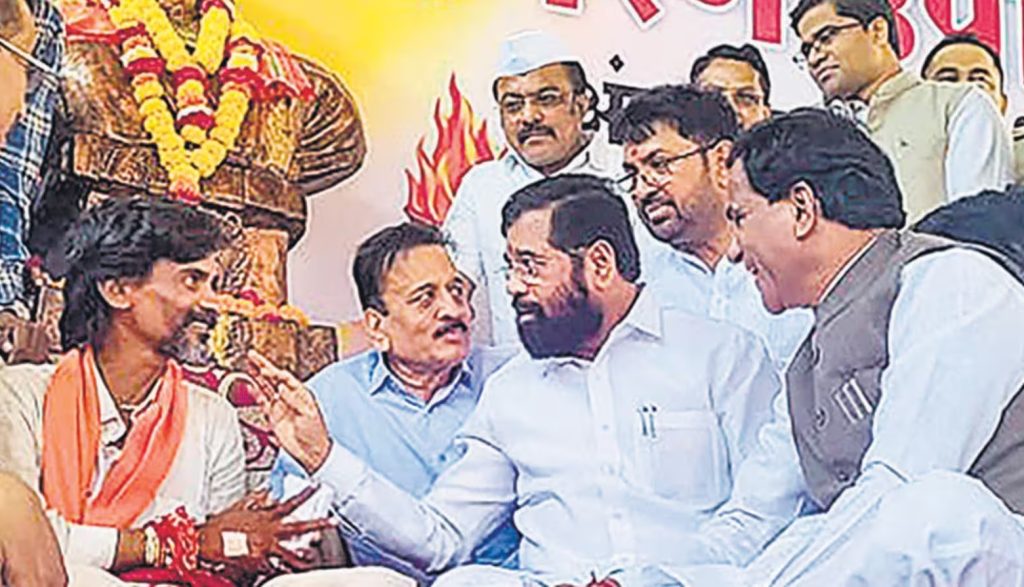 Manoj Jarange Patil with CM Eknath Shinde, Raosaheb Danve, Girish Mahajan.