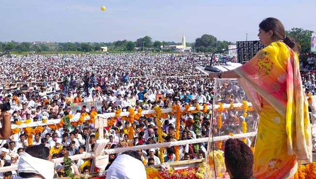 pankaja munde delivering speech at bhagwan gad in beed district.