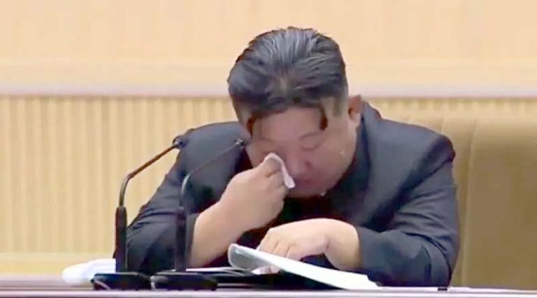 Kim Jong Un Crying : हुकूमशहा किम जोंग महिलांसमोर रडला !