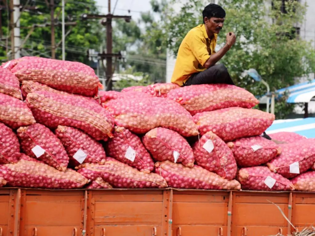 Due to untimely rains, the onion crop fell in the field. As a result, the prices of onion will remain high in the market, traders predicted.
