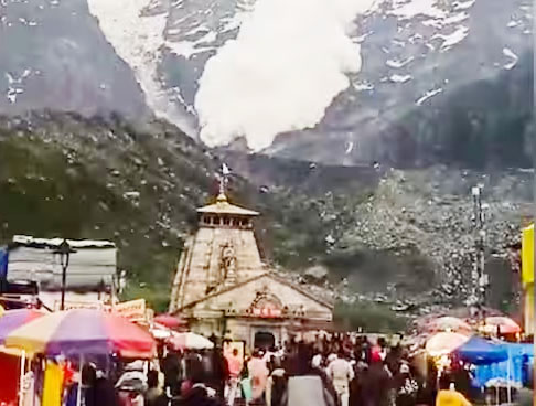 An avalanche occurred on the mountains behind the Kedarnath temple on Sunday morning. Around 5 am, heavy snow started falling from the mountains above Gandhi Lake.