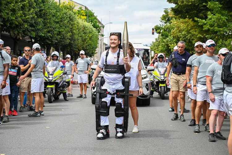 Kevin Peet performed a miracle with the help of technology in the 'Torch March' of the Paris Olympics. He used a robotic exoskeleton to carry the Olympic torch.