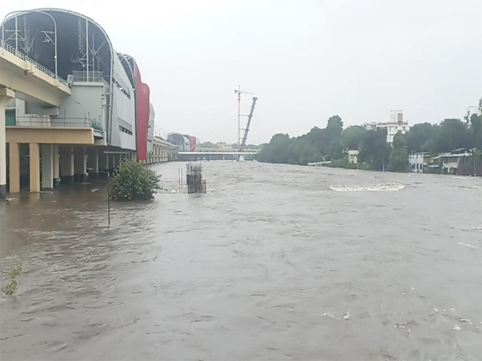 Heavy rain has been going on in Pune since morning and Khadakwasla area in Bhor, Velha, Maval, Mulshi, Haveli talukas has been surrounded by flood. Army has been called to help the people.