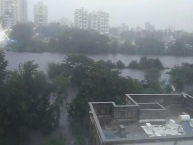 Heavy rain has been going on in Pune since morning and Khadakwasla area in Bhor, Velha, Maval, Mulshi, Haveli talukas has been surrounded by flood. Army has been called to help the people.