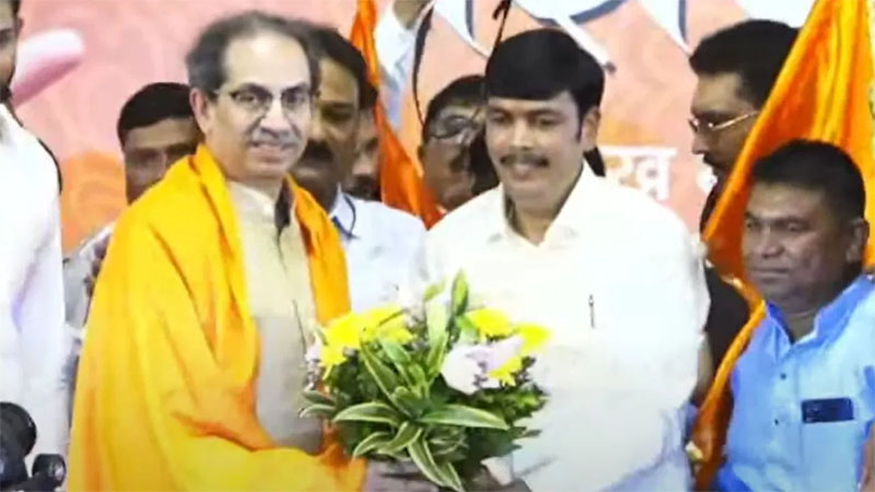 Chhatrapati Sambhajinagar's former BJP Deputy Mayor Raju Shinde has joined Shiv Sena's Uddhav Balasaheb Thackeray faction. In the presence of Shiv Sena chief Uddhav Thackeray, Raju Shinde tied Shiv Bandhan on his hands. Raju Shinde joined the Thackeray group at the Shiv Sankalp Mela organized at Chhatrapati Sambhajinagar. As many as 18 people, including Raju Shinde, joined the Thackeray group after leaving the BJP.