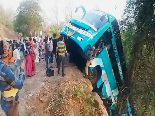 A private luxury bus met with a horrific accident at Saputara Ghat on the Nashik-Gujarat highway. The severity of this accident is the highest, with 7 people killed and 15 in critical condition.