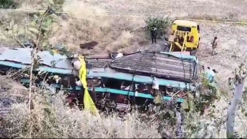 A private luxury bus met with a horrific accident at Saputara Ghat on the Nashik-Gujarat highway. The severity of this accident is the highest, with 7 people killed and 15 in critical condition.