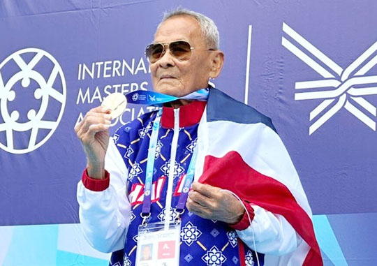 A 105-year-old man has set a unique record of winning as many as four gold medals. His name is Sawang Janapram.