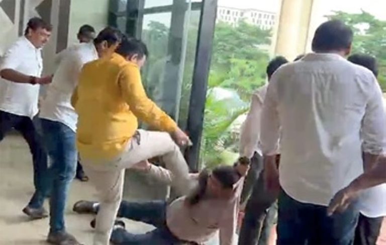 A shocking incident has come to light in Bhubaneswar where Municipal Corporation (BMC) Commissioner Ratnakar Sahu was attacked by supporters of a BJP leader.