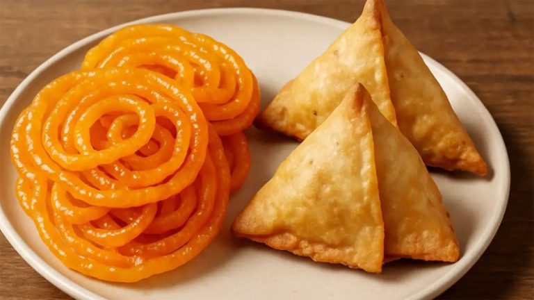The government is set to take a big step towards junk food. Now, a warning notice will be printed on samosas and jalebis as like tobacco.