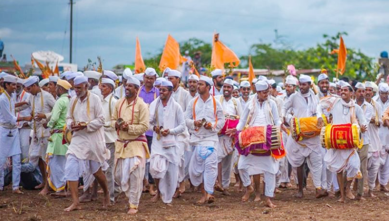 Devotees goes to Pandharpur by wari.