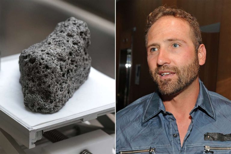 Intern Robert Thad stole some of the rocks and soil brought back from the moon by NASA's spacecraft for research, kept them under his bed at home, and had a romance with his girlfriend over them.