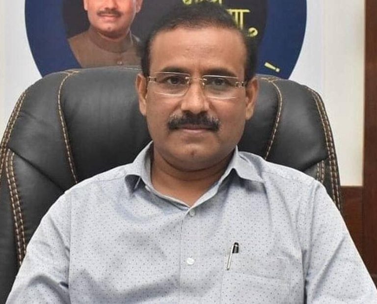 Rajesh Tope expressed his firm determination that he will not leave the Nationalist Congress Party (Sharad Pawar group). He has been working loyally with the party for many years and will continue to do so.